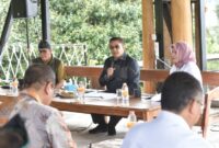 Wakil Ketua Komisi X DPR Dede Yusuf saat memimpin Tim Kunspek Komisi X DPR Rapat dengan Pemda Kabupaten Bandung serta para pelaku sektor Pariwisata di Rengganis Suspension Bridge, Kabupaten Bandung, Jabar, Senin (28/11/2022)