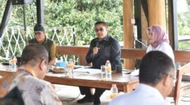Wakil Ketua Komisi X DPR Dede Yusuf saat memimpin Tim Kunspek Komisi X DPR Rapat dengan Pemda Kabupaten Bandung serta para pelaku sektor Pariwisata di Rengganis Suspension Bridge, Kabupaten Bandung, Jabar, Senin (28/11/2022)
