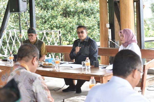 Wakil Ketua Komisi X DPR Dede Yusuf saat memimpin Tim Kunspek Komisi X DPR Rapat dengan Pemda Kabupaten Bandung serta para pelaku sektor Pariwisata di Rengganis Suspension Bridge, Kabupaten Bandung, Jabar, Senin (28/11/2022)