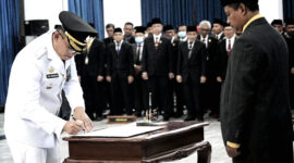 Wakil Gubernur Jawa Barat Uu Ruzhanul Ulum melantik Direktur Fasilitasi Kelembagaan dan Kepegawaian Perangkat Daerah Ditjen Otonomi Daerah Kemendagri, Cheka Virgowansyah, sebagai Penjabat (Pj.) Wali Kota Tasikmalaya di Gedung Sate, Kota Bandung, Senin (14/11/2022). 