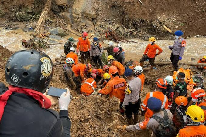 Petugas dan relawan sedang berusaha mengevakuasi korban bmyang tertimbun reruntuhan bangunan akibat gempa Cianjur. Sumber Foto kompas 