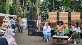 Sejumlah petani milenial ikut memamerkan produk unggulannya di Pasar Pasisian Leuweung Tahura Juanda yang digelar di Desa Ciburial, Kecamatan Cimenyan, Kabupaten Bandung, Minggu (12/11/2022). 