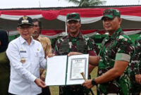 Pj Bupati Bekasi Dani Ramdan bersama unsur Forkopimda menghadiri upacara penutupan kegiatan TNI Manunggal Membangun Desa (TMMD) ke-115 tahun 2022, di Lapangan Sepak Bola Desa Kertasari, Kabupaten Bekasi, Rabu (9/11/2022).