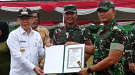 Pj Bupati Bekasi Dani Ramdan bersama unsur Forkopimda menghadiri upacara penutupan kegiatan TNI Manunggal Membangun Desa (TMMD) ke-115 tahun 2022, di Lapangan Sepak Bola Desa Kertasari, Kabupaten Bekasi, Rabu (9/11/2022).