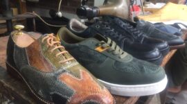 Sepatu dari kulit ceker ayam buatan Hirka Official Harga jual sepatu sneaker kulit ceker ayam berkisar Rp500.000. Sedangkan pantofel kulit ceker ayam berkisar Rp2 juta.