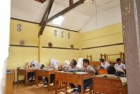 Sekolah Dewi Sartika, di Jalan Keutamaan Istri, No. 12, Kelurahan Balong Gede, Kecamatan Regol, merupakan sekolah bersejarah di Kota Bandung. Sekolah tersebut merupakan sekolah pertama wanita di Indonesia.