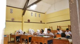 Sekolah Dewi Sartika, di Jalan Keutamaan Istri, No. 12, Kelurahan Balong Gede, Kecamatan Regol, merupakan sekolah bersejarah di Kota Bandung. Sekolah tersebut merupakan sekolah pertama wanita di Indonesia.