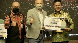 Bupati Bandung Dadang Supriatna Menerima penghargaan Jaminan Sosial Ketenagakertaan atau Paritrana Award 2021 untuk kategori Pemda. Selain Kabupaten Bandung penerima penghargaan lain adalah Kabupaten Sukabumi, dan Kota Depok. 