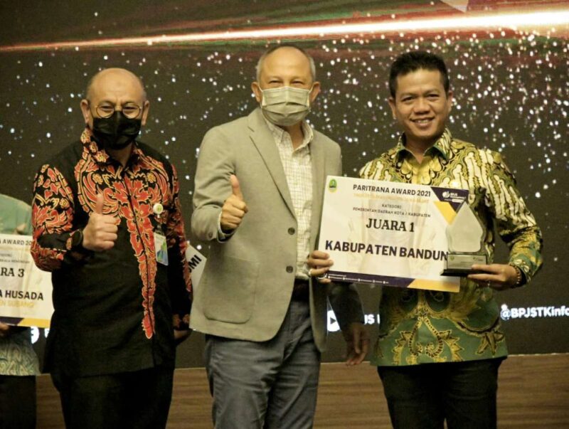 Bupati Bandung Dadang Supriatna Menerima penghargaan Jaminan Sosial Ketenagakertaan atau Paritrana Award 2021 untuk kategori Pemda. Selain Kabupaten Bandung penerima penghargaan lain adalah Kabupaten Sukabumi, dan Kota Depok. 