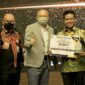 Bupati Bandung Dadang Supriatna Menerima penghargaan Jaminan Sosial Ketenagakertaan atau Paritrana Award 2021 untuk kategori Pemda. Selain Kabupaten Bandung penerima penghargaan lain adalah Kabupaten Sukabumi, dan Kota Depok. 