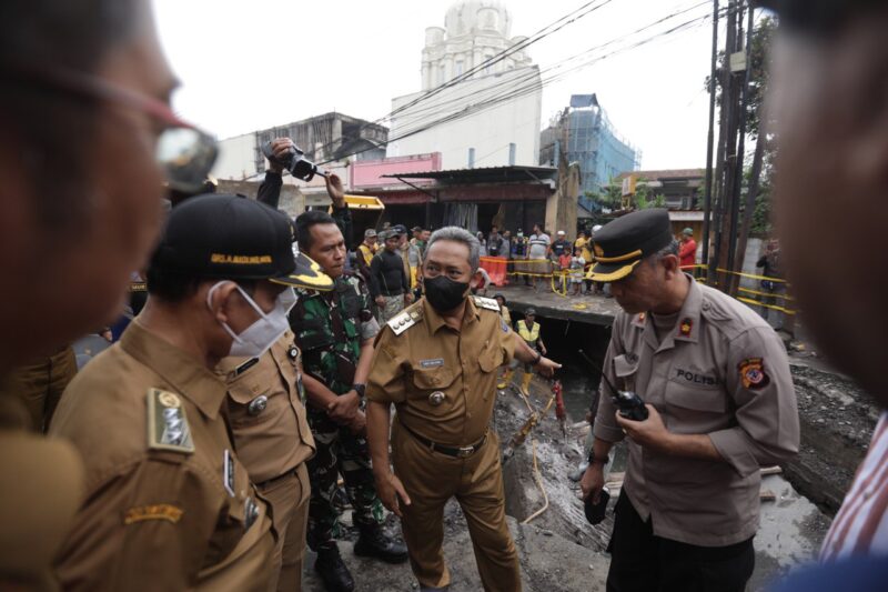 Wali Kota Bandung, Yana Mulyana meninjau perbaikan Jalan Cibolerang, Senin 5 Desember 2022