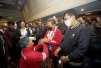 Wali Kota Bandung, Yana Mulyana memberikan penghargaan kepada atlet Kota Bandung di Hotel Horison, Senin 5 Desember 2022.