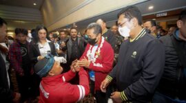 Wali Kota Bandung, Yana Mulyana memberikan penghargaan kepada atlet Kota Bandung di Hotel Horison, Senin 5 Desember 2022.