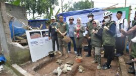 Gubernur Jabar Ridwan Kamil didamping  Atalia Praratya melakukan peletakan batu pertama pembangunan fasilitas umum untuk warga Desa Rancagoong, Kecamatan Cilaku yang terkena dampak gempa Cianjur. Rabu (7/12/2022). 
