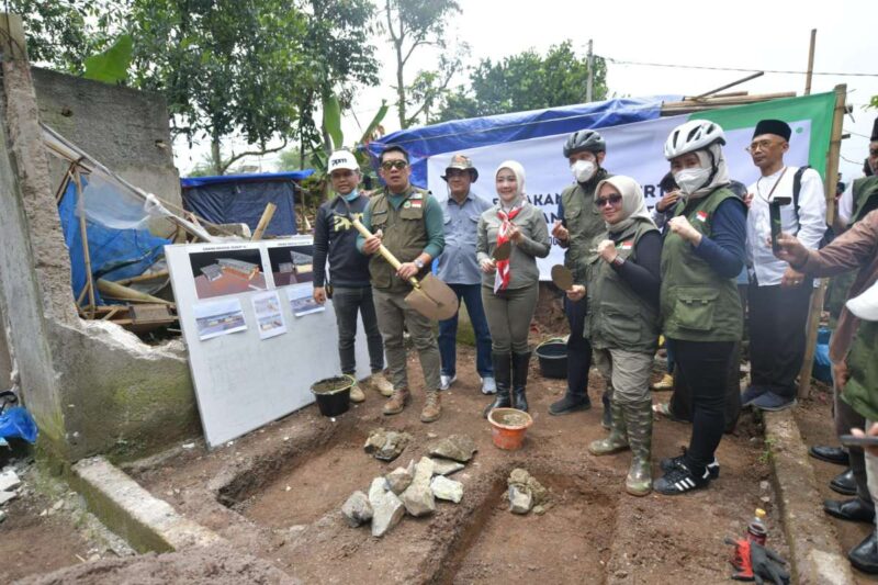 Gubernur Jabar Ridwan Kamil didamping  Atalia Praratya melakukan peletakan batu pertama pembangunan fasilitas umum untuk warga Desa Rancagoong, Kecamatan Cilaku yang terkena dampak gempa Cianjur. Rabu (7/12/2022). 