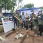 Gubernur Jabar Ridwan Kamil didamping  Atalia Praratya melakukan peletakan batu pertama pembangunan fasilitas umum untuk warga Desa Rancagoong, Kecamatan Cilaku yang terkena dampak gempa Cianjur. Rabu (7/12/2022). 