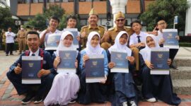 Wabup Garut Wakil Bupati dr Helmi Budiman berfoto bersama siswa dan siswi asal Kabupaten Garut yang berprestasi di tingkat nasional maupun provinsi di Lapangan Sekretariat Daerah (Setda) Garut, Jalan Pembangunan Kecamatan Tarogong Kidul, Kab Garut, Senin (12/12/2022)
