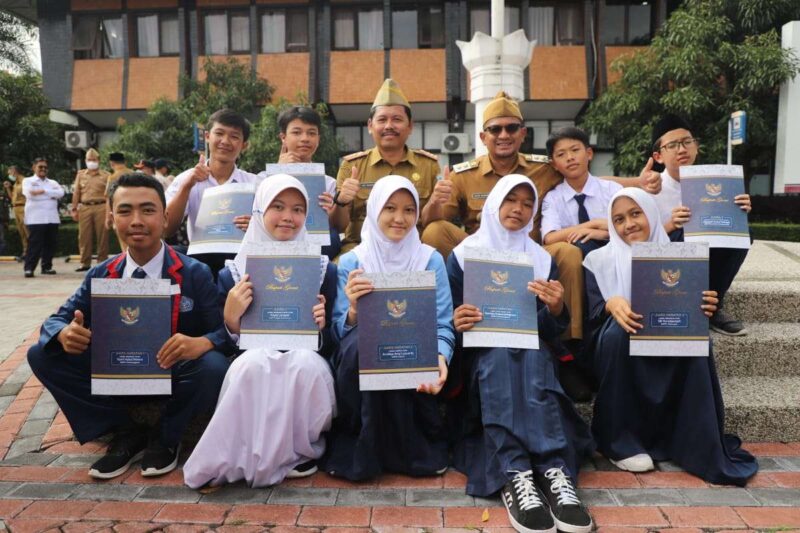 Wabup Garut Wakil Bupati dr Helmi Budiman berfoto bersama siswa dan siswi asal Kabupaten Garut yang berprestasi di tingkat nasional maupun provinsi di Lapangan Sekretariat Daerah (Setda) Garut, Jalan Pembangunan Kecamatan Tarogong Kidul, Kab Garut, Senin (12/12/2022)