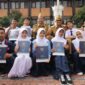 Wabup Garut Wakil Bupati dr Helmi Budiman berfoto bersama siswa dan siswi asal Kabupaten Garut yang berprestasi di tingkat nasional maupun provinsi di Lapangan Sekretariat Daerah (Setda) Garut, Jalan Pembangunan Kecamatan Tarogong Kidul, Kab Garut, Senin (12/12/2022)