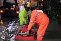 Berbagai cara Pemkot Bandung dalam penanganan Banjir di Gedebage, Mulai dari pengerukan saluran air di samping pasar, pemeliharaan berupa pengerukan di Sungai Cipamulihan dengan alat berat, penyedotan dengan menggunakan rumah pompa, serta pembersihan tali-tali air yang tersumbat.