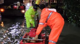 Berbagai cara Pemkot Bandung dalam penanganan Banjir di Gedebage, Mulai dari pengerukan saluran air di samping pasar, pemeliharaan berupa pengerukan di Sungai Cipamulihan dengan alat berat, penyedotan dengan menggunakan rumah pompa, serta pembersihan tali-tali air yang tersumbat.