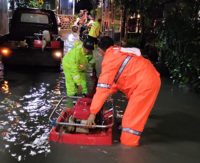 Berbagai cara Pemkot Bandung dalam penanganan Banjir di Gedebage, Mulai dari pengerukan saluran air di samping pasar, pemeliharaan berupa pengerukan di Sungai Cipamulihan dengan alat berat, penyedotan dengan menggunakan rumah pompa, serta pembersihan tali-tali air yang tersumbat.