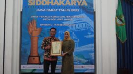Pengghargaan Anugerah Siddhakarya diberika kepada Walikota Bandung Yana Mulyana yang diwakili oleh Kepala Dinas Tenaga Kerja (Disnaker) Kota Bandung, Andri Darusman di Aula Barat Gedung Sate, Selasa 13 Desember 2022.
