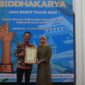 Pengghargaan Anugerah Siddhakarya diberika kepada Walikota Bandung Yana Mulyana yang diwakili oleh Kepala Dinas Tenaga Kerja (Disnaker) Kota Bandung, Andri Darusman di Aula Barat Gedung Sate, Selasa 13 Desember 2022.