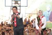 Gubernur Jawa Barat Ridwan Kamil Didampingi Bunda Literasi Jabar Atalia Praratya Saat mengunjungi SMA Negeri 1 Kota Cimahi, melakukan sosialisasi kepada siswa untuk memberikan perlindungan dari ancaman perundungan. Selasa (13/12/2022).