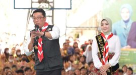 Gubernur Jawa Barat Ridwan Kamil Didampingi Bunda Literasi Jabar Atalia Praratya Saat mengunjungi SMA Negeri 1 Kota Cimahi, melakukan sosialisasi kepada siswa untuk memberikan perlindungan dari ancaman perundungan. Selasa (13/12/2022).