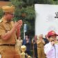 Penampilan Kafiya Kiasatina Risyadi siswi SDN 7 seorang anak perempuan yang menampilkan borangan atau bodor sorangan di samping Wakil Bupati (Wabup) Garut dr. Helmi Budiman serta peserta apel gabungan. Senin 12/12/2022.