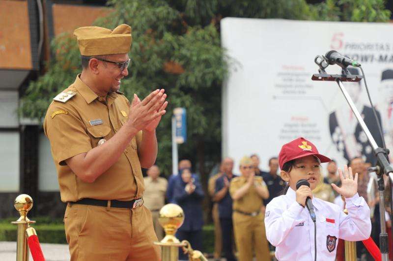 Penampilan Kafiya Kiasatina Risyadi siswi SDN 7 seorang anak perempuan yang menampilkan borangan atau bodor sorangan di samping Wakil Bupati (Wabup) Garut dr. Helmi Budiman serta peserta apel gabungan. Senin 12/12/2022.