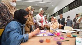 Batik tamarin produk kreatif yang paling menarik hati Atalia. Batik tamarin dibuat menggunakan bahan lilin dingin sehingga bisa lebih mudah mengaplikasikannya.