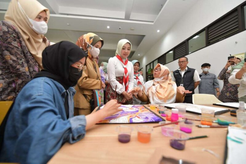 Batik tamarin produk kreatif yang paling menarik hati Atalia. Batik tamarin dibuat menggunakan bahan lilin dingin sehingga bisa lebih mudah mengaplikasikannya.