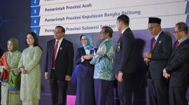 Penyerahan Penghargaan predikat Informatif bagi provinsi Jawa barat diserahkan langsung oleh oleh Menko Polhukam Mahfud MD kepada Kepala Dinas Komunikasi dan Informatika (Diskominfo) Jabar Ika Mardiah di Hotel Atria Gading Serpong, Rabu (14/12/2022). 