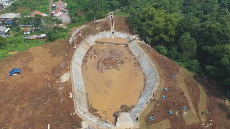 Kolam retensi Cisanggarung yang dibangun Pemkot Bandung di atas lahan sekitar 1,2 hektare ini berkapasitas 6.000 meter kubik. Kolam ini dapat menyerap air yang menjadi potensi banjir di wilayah Arcamanik dan sekitarnya.