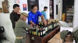 Satuan Polisi Pamong Praja (Satpol PP) Kota Bandung menggelar Operasi Yustisi Pengamanan Natal dan Tahun Baru (Nataru) di 10 wilayah Kota Bandung, Selasa 20 Desember mulai sore hingga malam hari. Berhasil amankan 608 botol minuman beralkohol dan 504 obat terlarang.