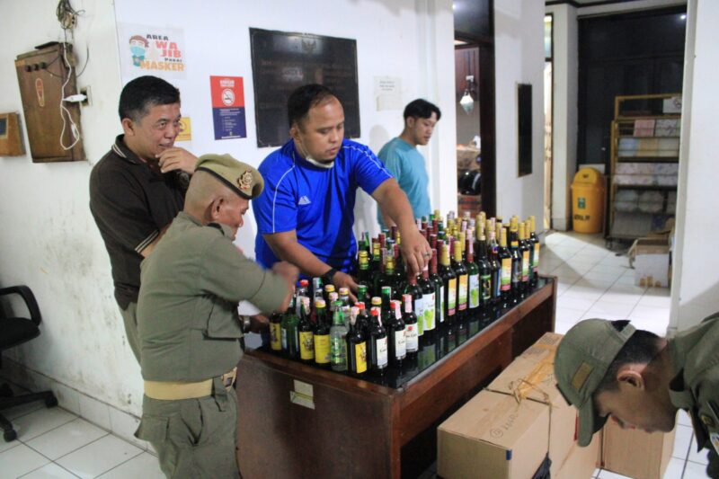 Satuan Polisi Pamong Praja (Satpol PP) Kota Bandung menggelar Operasi Yustisi Pengamanan Natal dan Tahun Baru (Nataru) di 10 wilayah Kota Bandung, Selasa 20 Desember mulai sore hingga malam hari. Berhasil amankan 608 botol minuman beralkohol dan 504 obat terlarang.