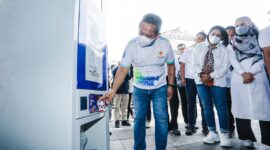 Walikota Bandung Yana Mulyana mencoba mengoperasikan ATM Beras yang diperuntukkan bagi Pemerlu Pelayanan Kesejahteraan Sosial (PPKS) dalam acara Hari Kesetiakawanan Sosial Nasional (HKSN) yang berlangsung di Balai Kota Bandung, Sabtu 24 Desember 2022.