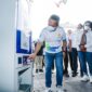 Walikota Bandung Yana Mulyana mencoba mengoperasikan ATM Beras yang diperuntukkan bagi Pemerlu Pelayanan Kesejahteraan Sosial (PPKS) dalam acara Hari Kesetiakawanan Sosial Nasional (HKSN) yang berlangsung di Balai Kota Bandung, Sabtu 24 Desember 2022.