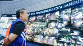Wali Kota Bandung, Yana Mulyana memantau kondisi Kota Bandung melalui Area Traffic Control System (ATCS) Dinas Perhubungan (Dishub) Kota Bandung, di Balai Kota Bandung. Sabtu 24 Desember 2022