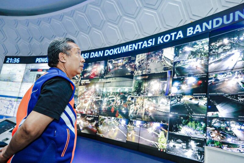 Wali Kota Bandung, Yana Mulyana memantau kondisi Kota Bandung melalui Area Traffic Control System (ATCS) Dinas Perhubungan (Dishub) Kota Bandung, di Balai Kota Bandung. Sabtu 24 Desember 2022