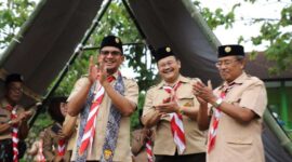 dr. Helmi Budiman, membuka resmi Acara Kursus Pembina Pramuka Mahir Tingkat Dasar (KMD) VI Racana Wiyata Mandala Insitut Pendidikan Indonesia (IPI) Garut Tahun 2022 yang diselenggarakan di Bumi Perkemahan Wiyata Mandala SMKN 4 Garut, Sabtu (24/12/2022).
