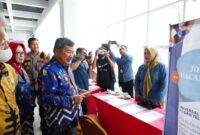 Usai melakukan lounching alpikasi Gentra Karya, Bupati Garut Rudy Gunawan juga meninjau Mini Job Fair yang dihadiri oleh 10 perusahaan di Kabupaten Garut yang berlangsung di Ballroom Kassiti Fave Hotel, Jalan Cimanuk, Kecamatan Tarogong Kidul, Kabupaten Garut, Kamis (29/12/2022).