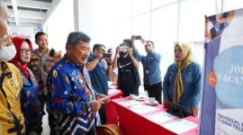 Usai melakukan lounching alpikasi Gentra Karya, Bupati Garut Rudy Gunawan juga meninjau Mini Job Fair yang dihadiri oleh 10 perusahaan di Kabupaten Garut yang berlangsung di Ballroom Kassiti Fave Hotel, Jalan Cimanuk, Kecamatan Tarogong Kidul, Kabupaten Garut, Kamis (29/12/2022).