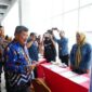 Usai melakukan lounching alpikasi Gentra Karya, Bupati Garut Rudy Gunawan juga meninjau Mini Job Fair yang dihadiri oleh 10 perusahaan di Kabupaten Garut yang berlangsung di Ballroom Kassiti Fave Hotel, Jalan Cimanuk, Kecamatan Tarogong Kidul, Kabupaten Garut, Kamis (29/12/2022).