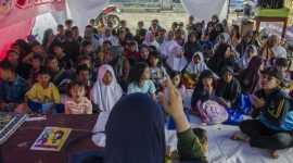 Suasana belajar mengajar yang diselenggarakan oleh valounter di sebuah tenda di lokasi pasca bencana Cianjur. (Foto Antara)