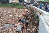 Anggota Sektor 6 Citarum Harum sedang membersihkan samoah yang tersendat secata manual di Jembatan sungai diwikayah tegal luar Kecamatan Bojongsoang. Senin 5/122