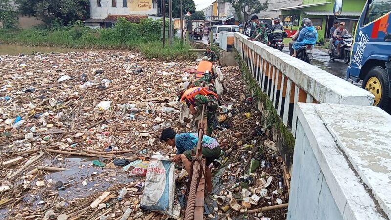 Anggota Sektor 6 Citarum Harum sedang membersihkan samoah yang tersendat secata manual di Jembatan sungai diwikayah tegal luar Kecamatan Bojongsoang. Senin 5/122