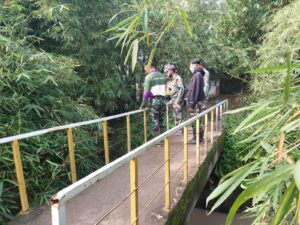 Anggota Sektor 6 Citarum Harum Patroli di Anak Sungai Cicadas Kel.Bojongsari